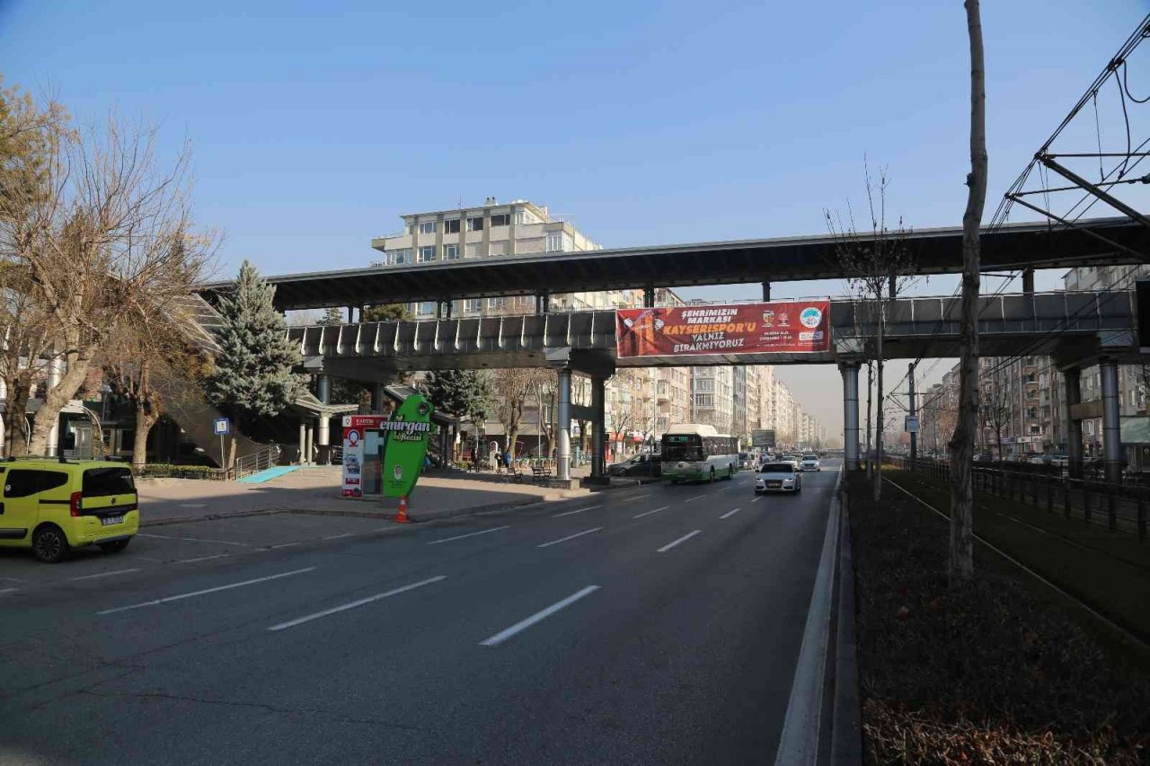 Başkan Büyükkılıç, kenti sarı kırmızı ile donattı