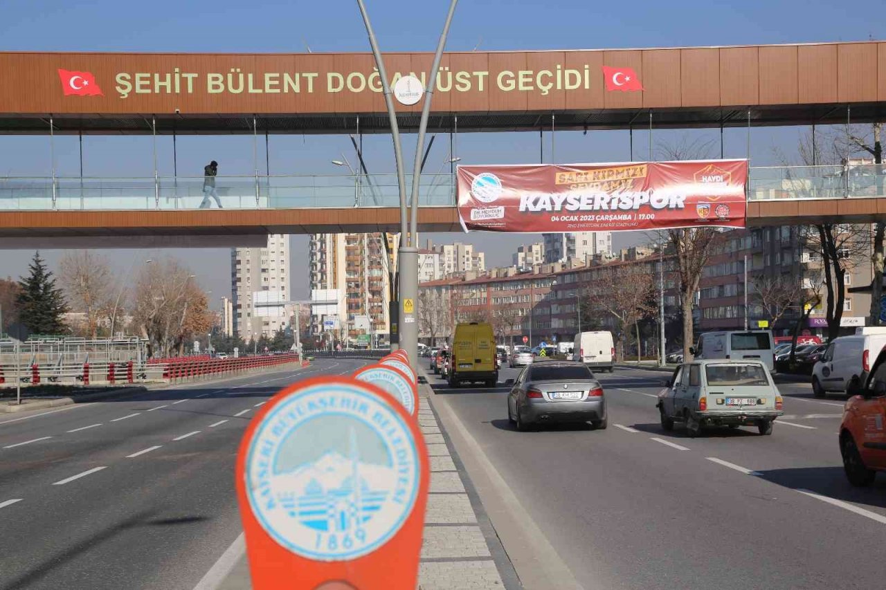 Başkan Büyükkılıç, kenti sarı kırmızı ile donattı