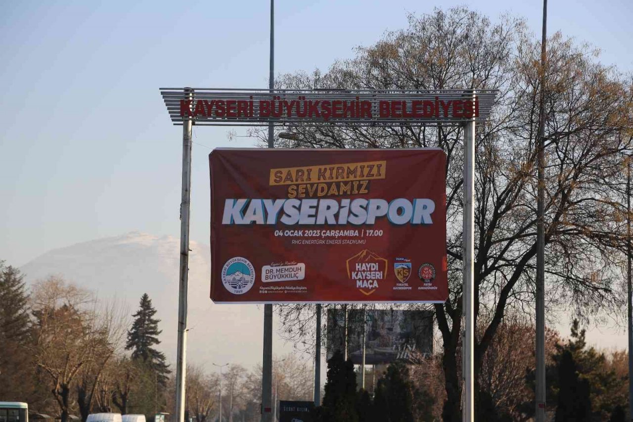 Başkan Büyükkılıç, kenti sarı kırmızı ile donattı