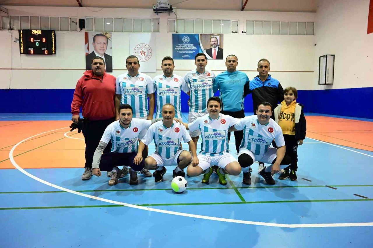 Kemer’de kurumlar arası futsal turnuvası başladı