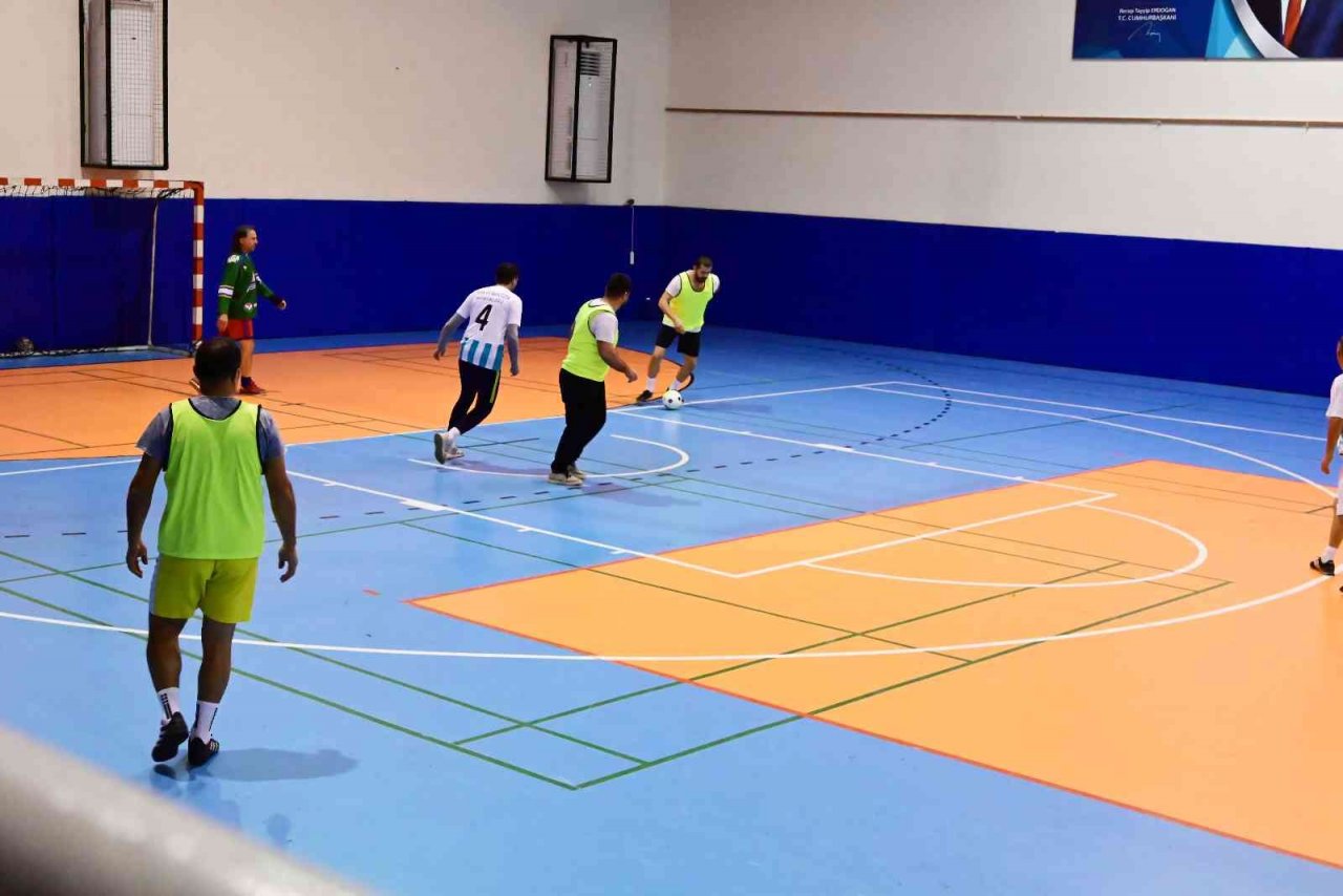 Kemer’de kurumlar arası futsal turnuvası başladı