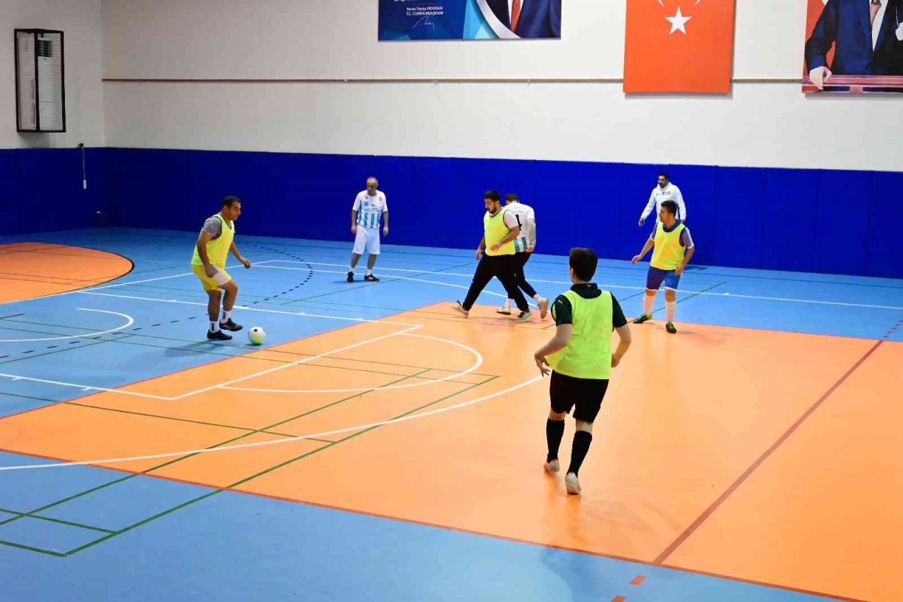 Kemer’de kurumlar arası futsal turnuvası başladı