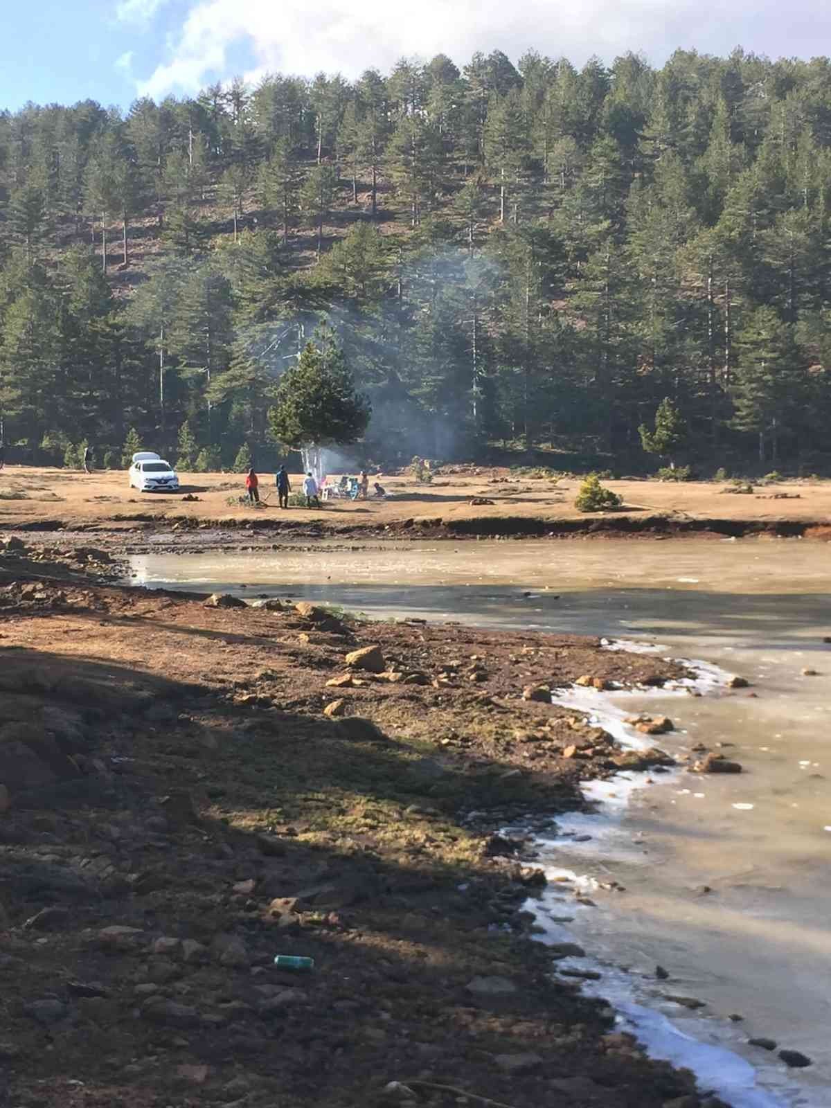 Köyceğiz Gökçeova Gölü, buz tuttu