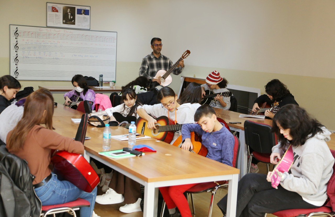 Küçükçekmece Belediyesi Sanat ve Meslek Kursları devam ediyor