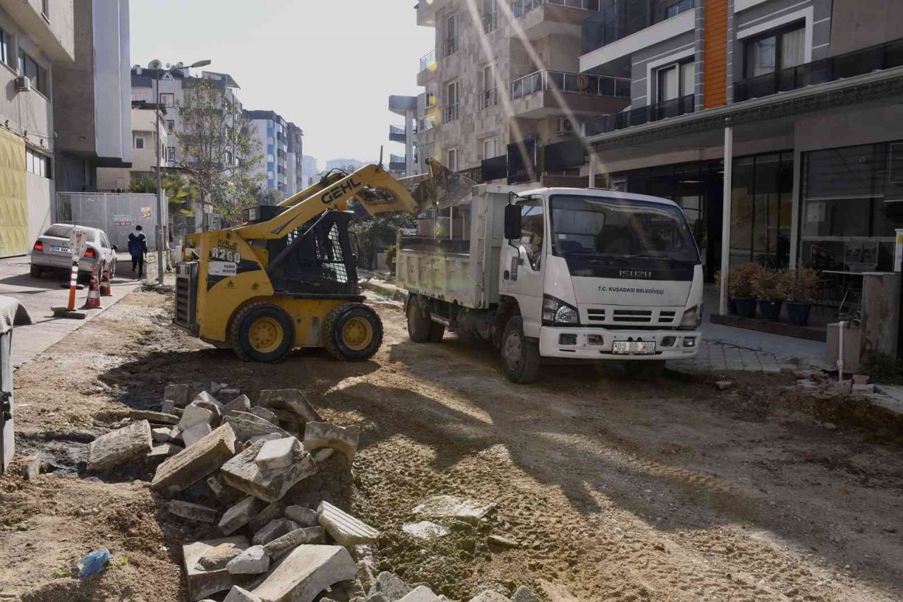 Kuşadası’nda üstyapı çalışmaları devam ediyor