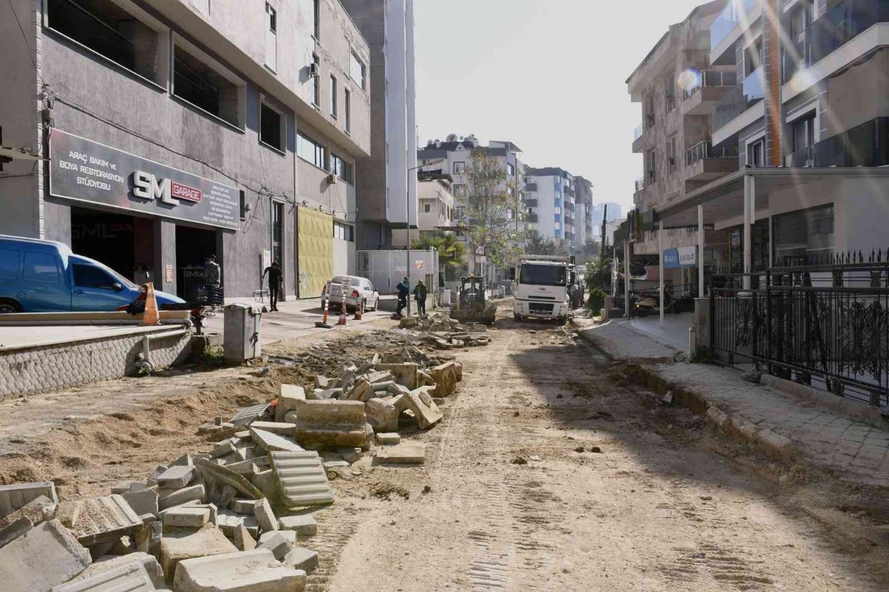 Kuşadası’nda üstyapı çalışmaları devam ediyor