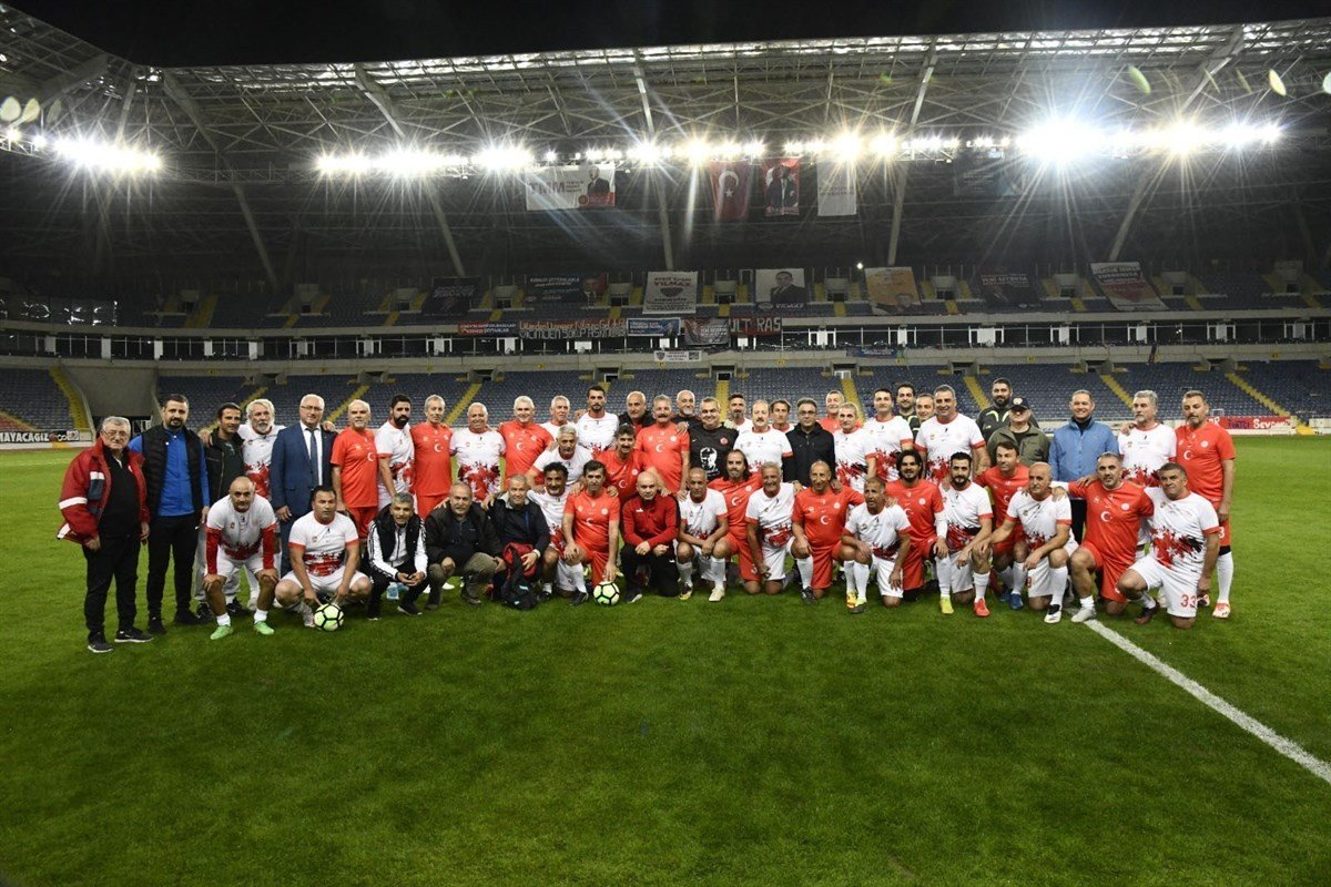 Vali Pehlivan, futbol müsabakasına katıldı