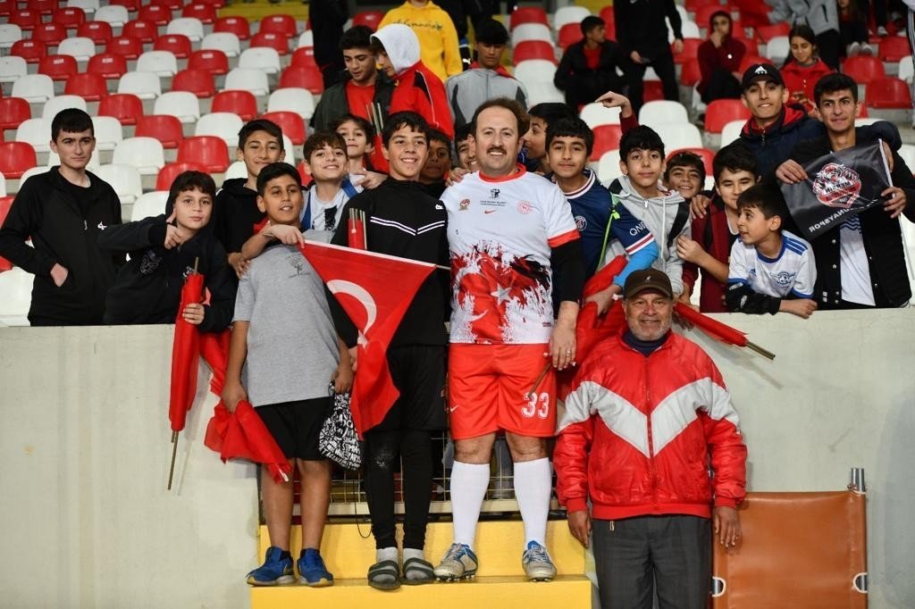 Vali Pehlivan, futbol müsabakasına katıldı