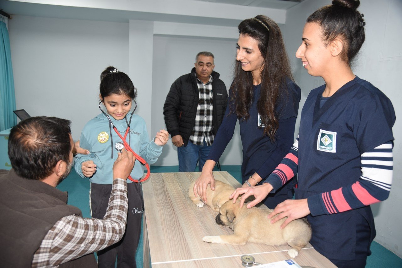 Öğrenciler, yavru köpeklerin kalp atışlarını dinledi
