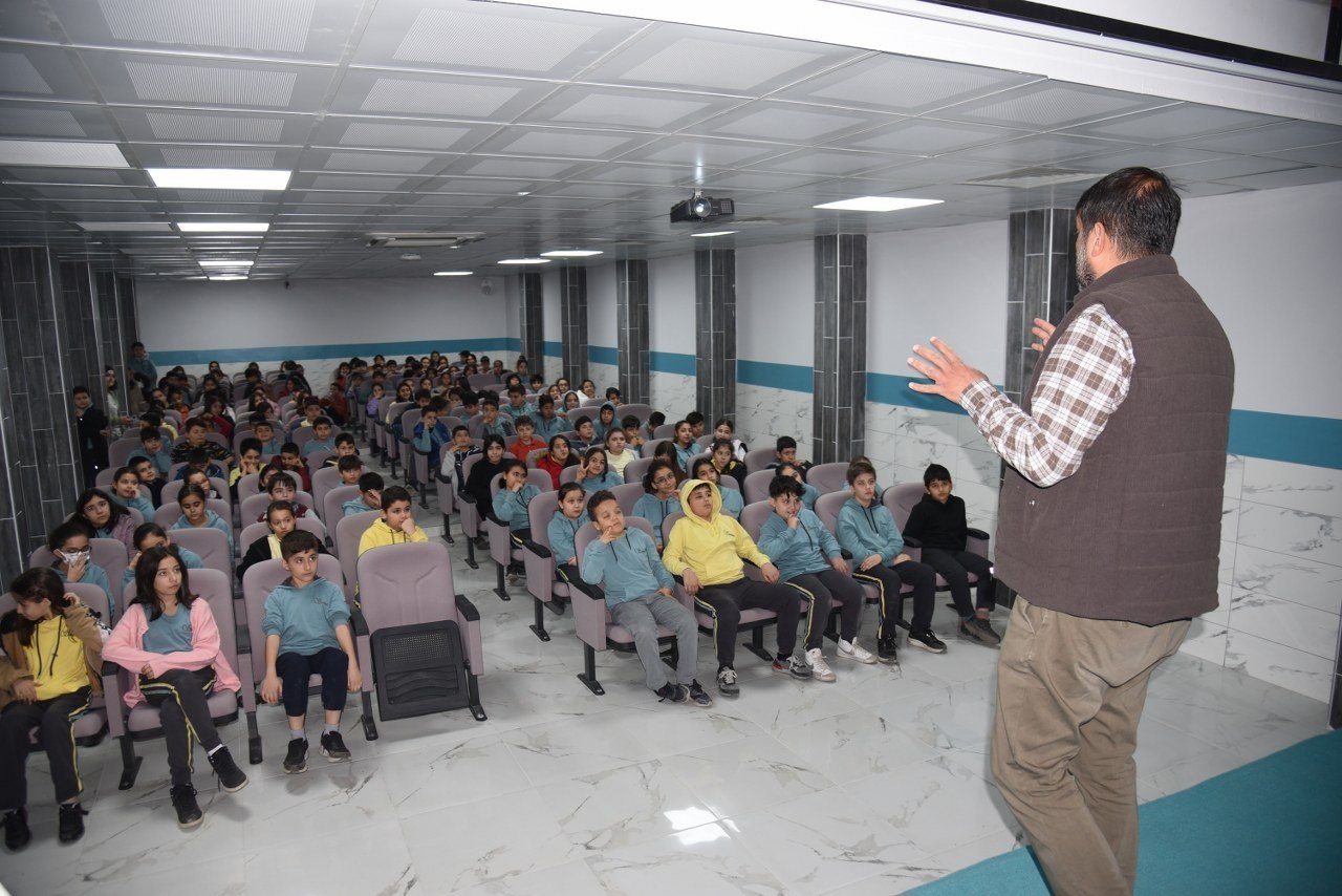 Öğrenciler, yavru köpeklerin kalp atışlarını dinledi