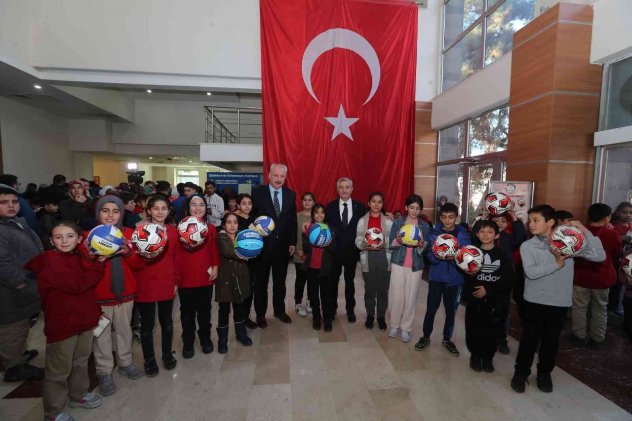 Şahinbey’de 63 bin öğrencinin yüzü güldü