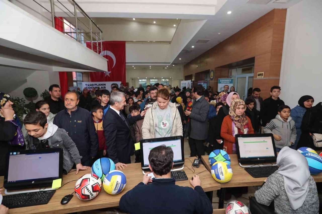 Şahinbey’de 63 bin öğrencinin yüzü güldü