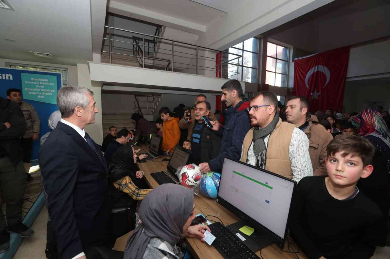 Şahinbey’de 63 bin öğrencinin yüzü güldü