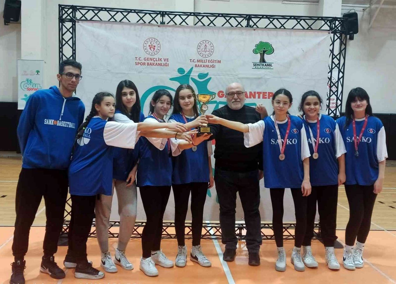 Sanko okulları basketbol takımı il ikincisi oldu