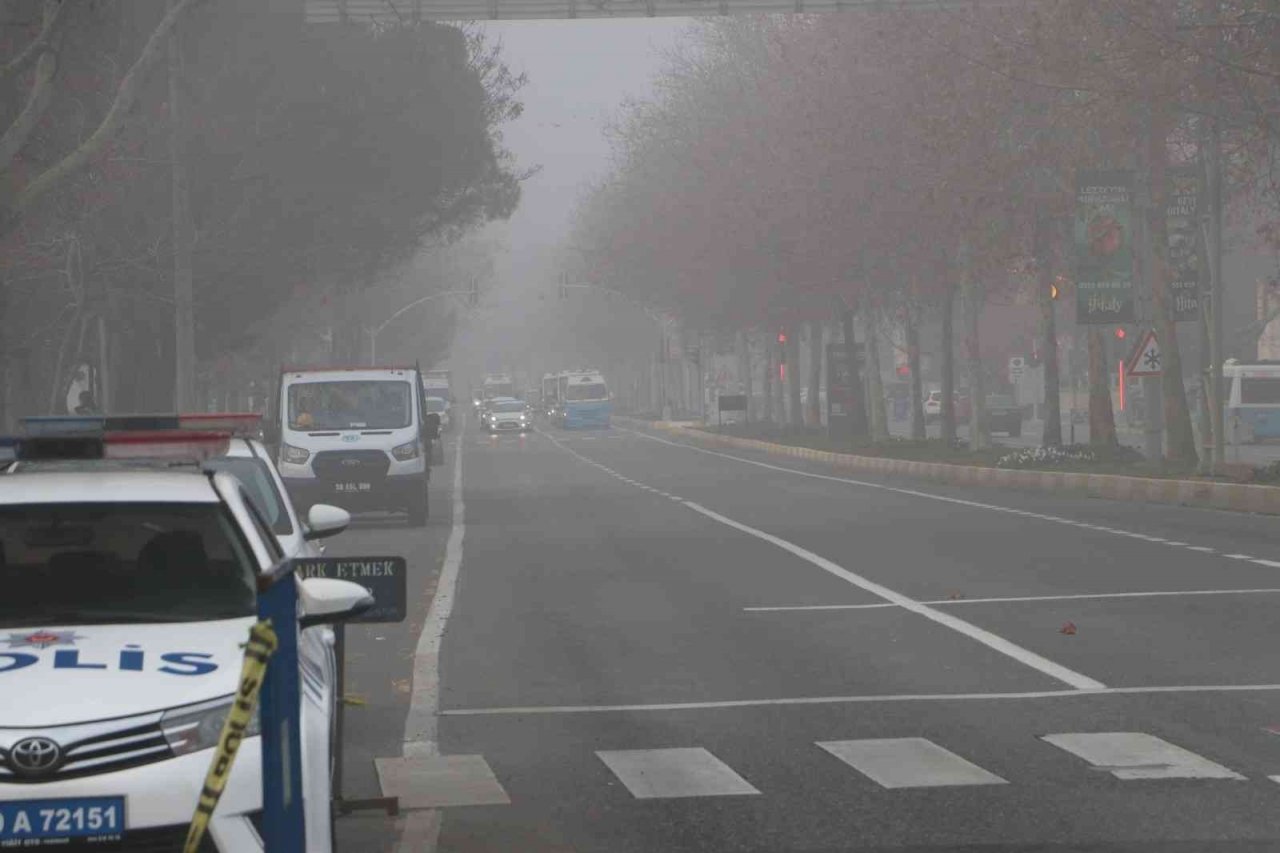 Göz gözü görmüyor: Sis şehri kapladı
