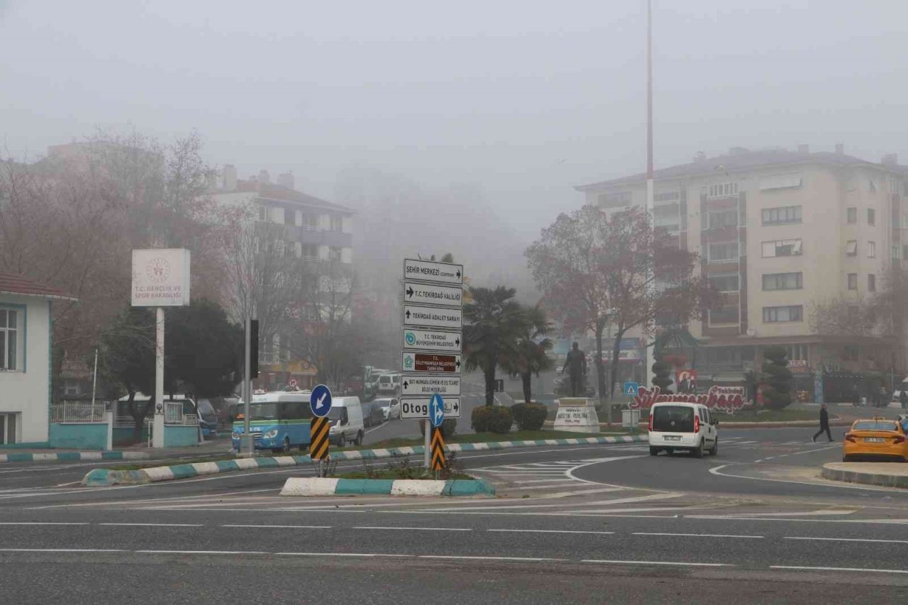 Göz gözü görmüyor: Sis şehri kapladı