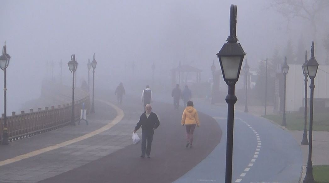 Göz gözü görmüyor: Sis şehri kapladı