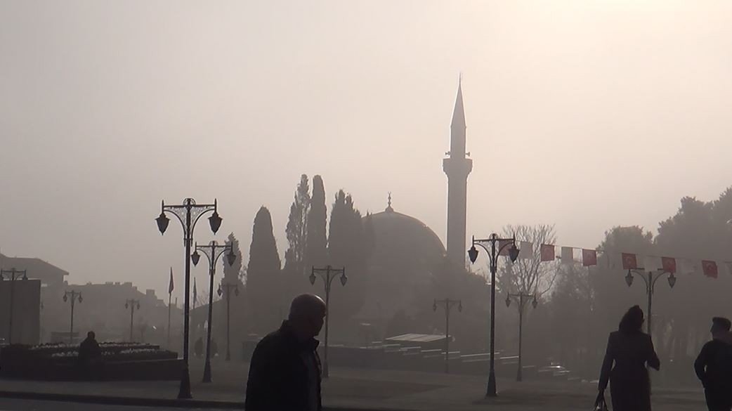 Göz gözü görmüyor: Sis şehri kapladı