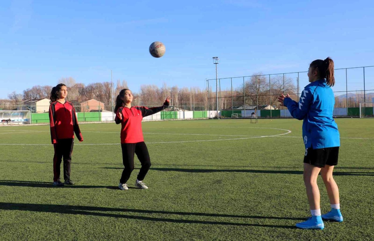 Aynı takımda top koşturan tek yumurta ikizler, oyun içinde karıştırılabiliyor