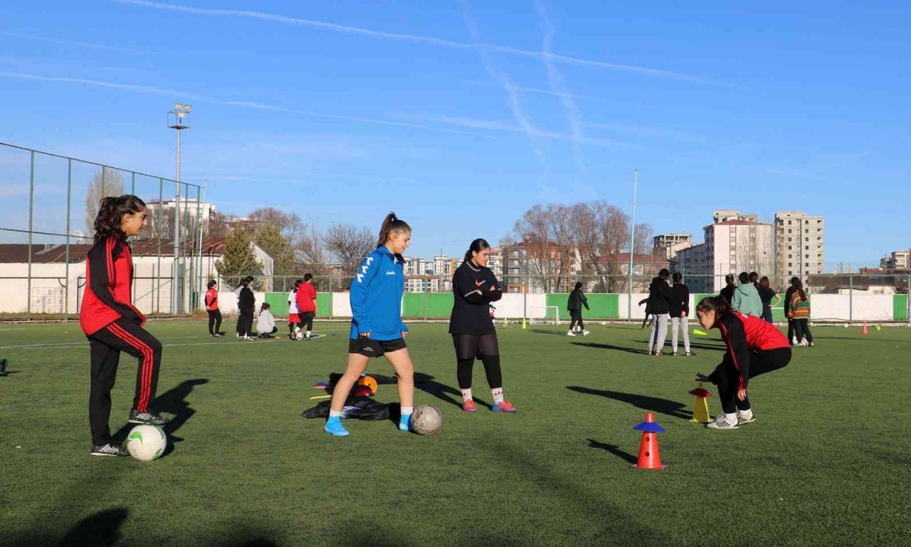 Aynı takımda top koşturan tek yumurta ikizler, oyun içinde karıştırılabiliyor