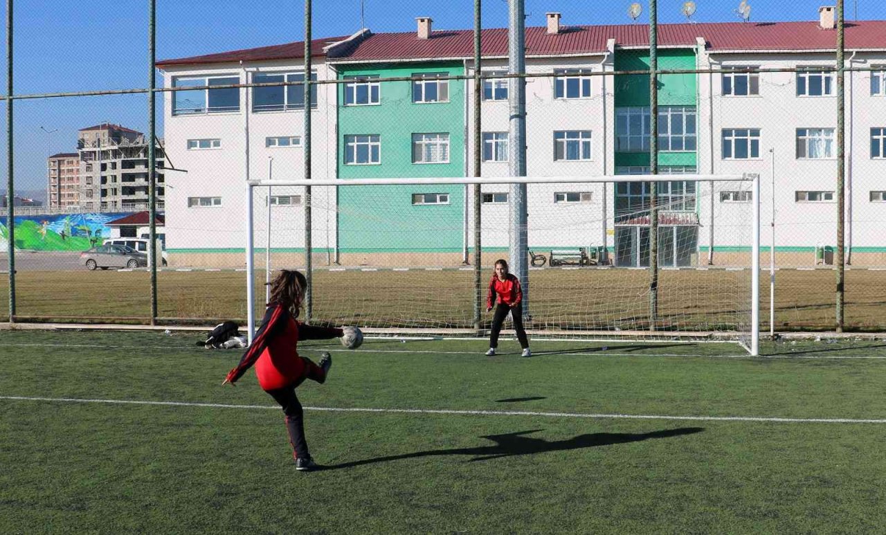 Aynı takımda top koşturan tek yumurta ikizler, oyun içinde karıştırılabiliyor