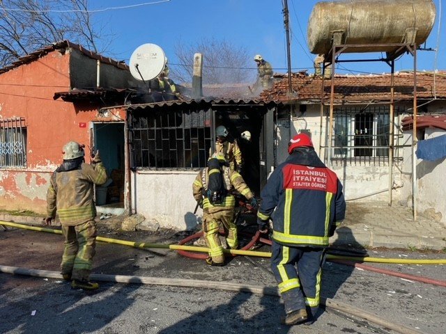 Sultangazi’de yanan gecekonduda güvercinler telef oldu