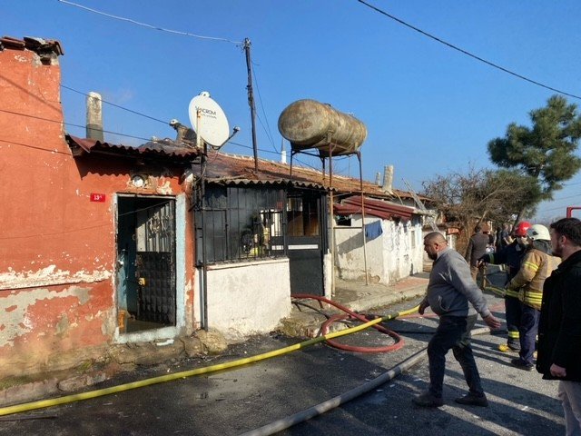 Sultangazi’de yanan gecekonduda güvercinler telef oldu