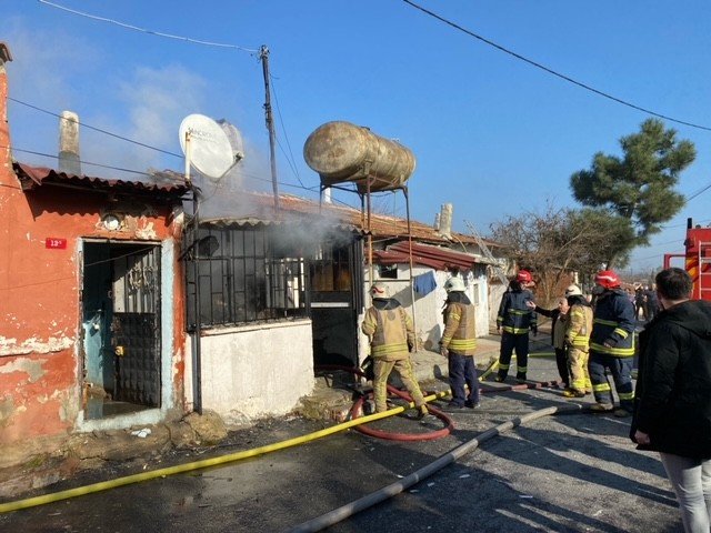 Sultangazi’de yanan gecekonduda güvercinler telef oldu