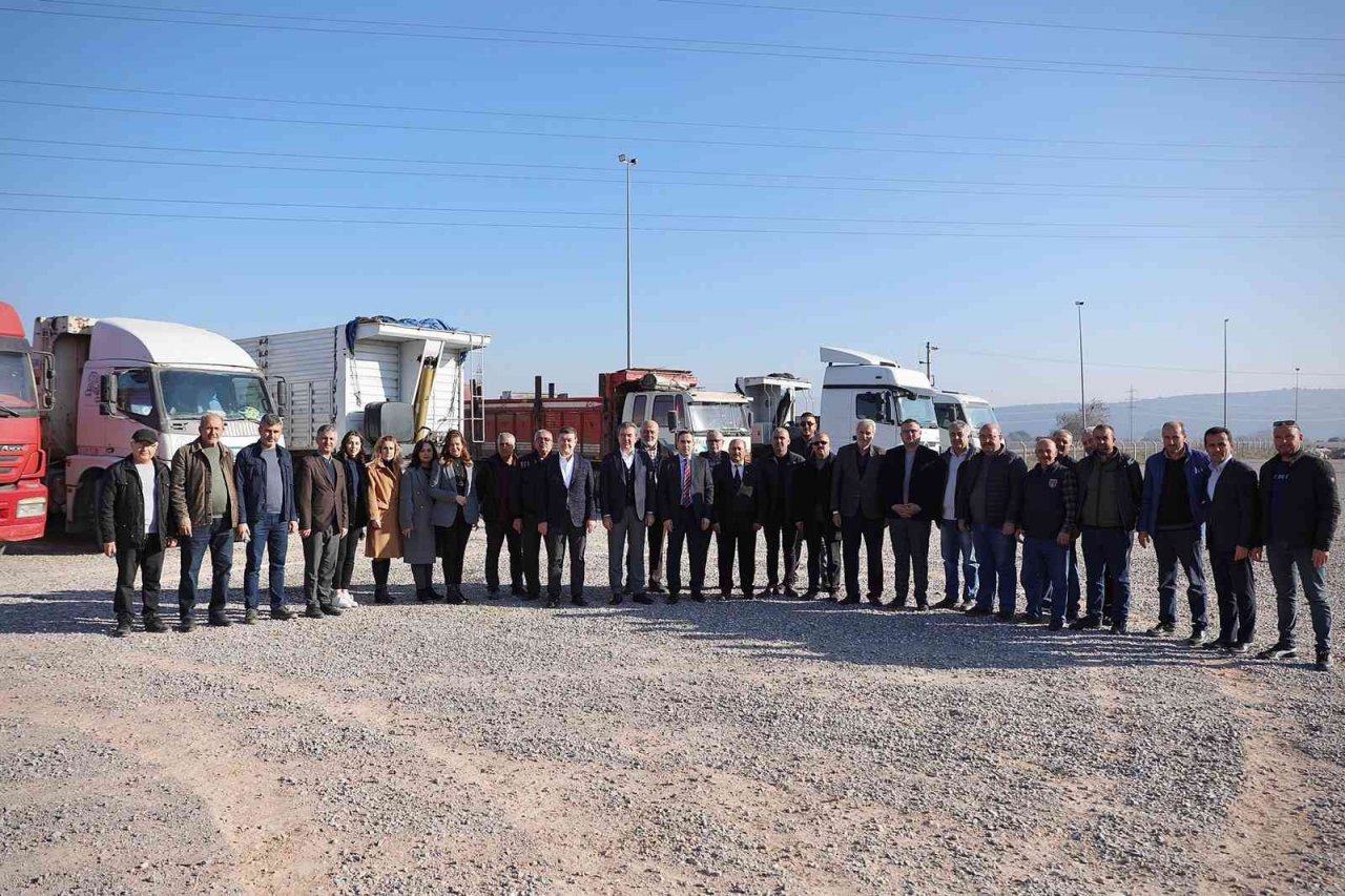 Bergama’da vatandaşlar gelişigüzel bırakılan tır ve kamyonlardan kurtuldu