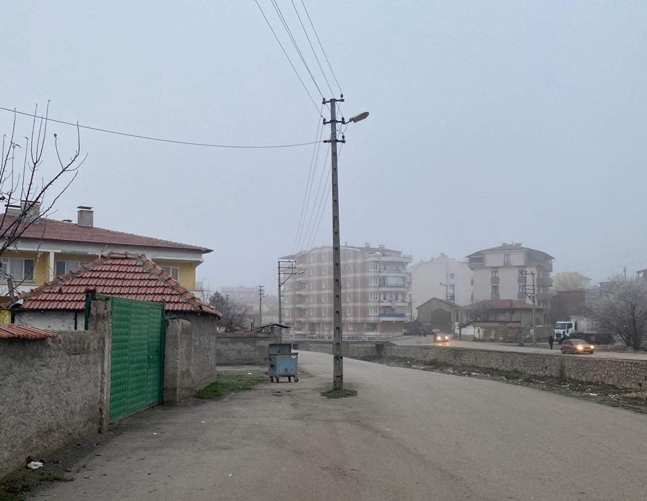 Sungurlu’da yolun ortasında kalan direk tehlike oluşturuyor