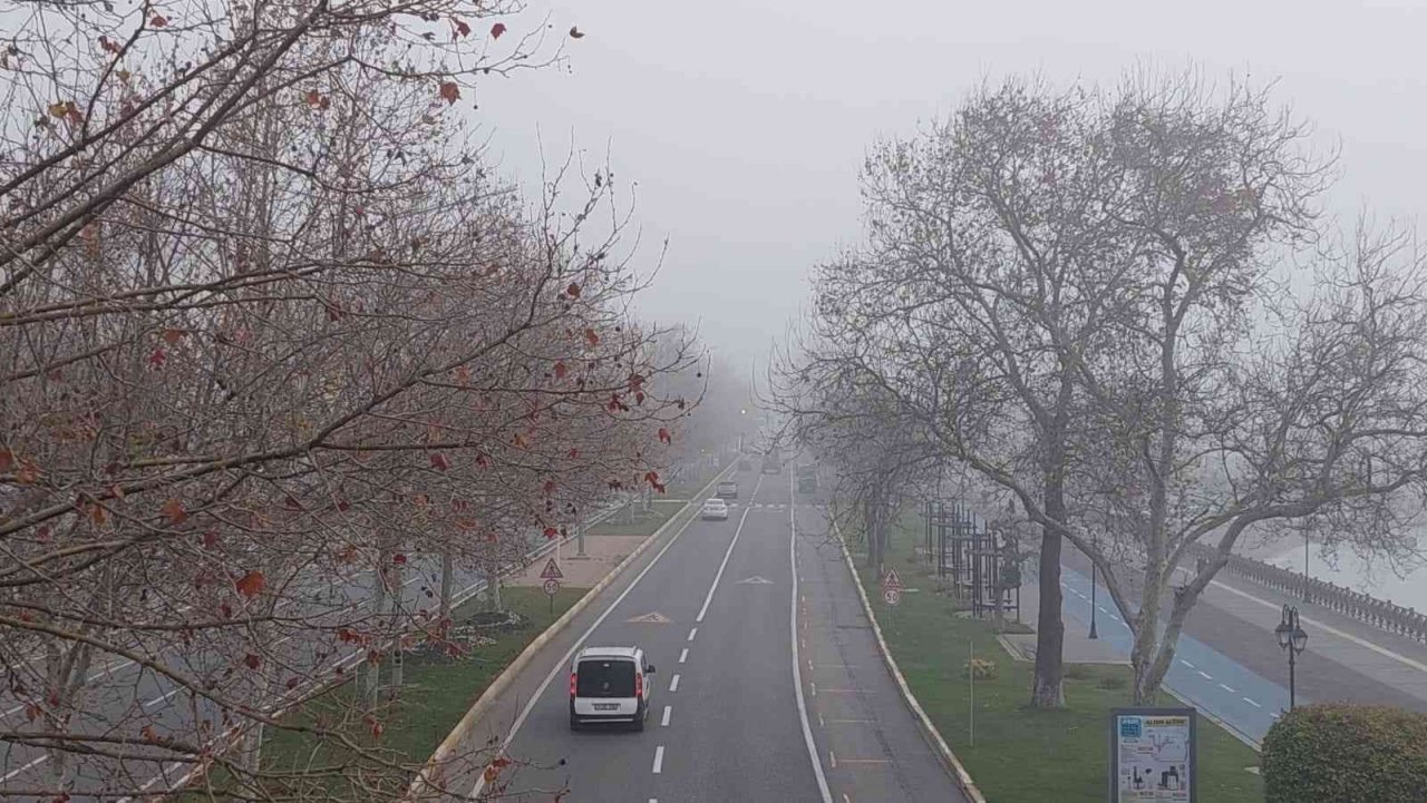 Göz gözü görmüyor: Sis şehri kapladı