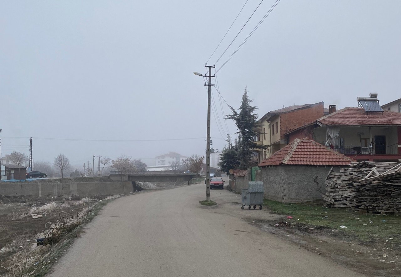 Sungurlu’da yolun ortasında kalan direk tehlike oluşturuyor