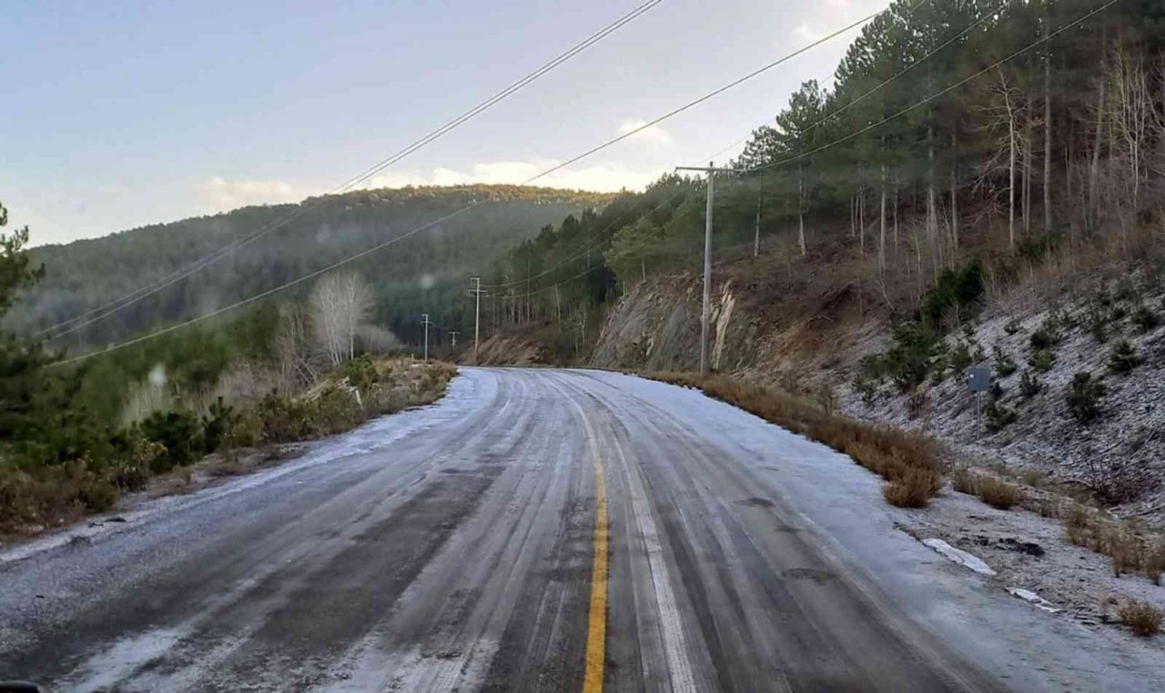 Yollarda buzlanmaya karşı tuzlama çalışması