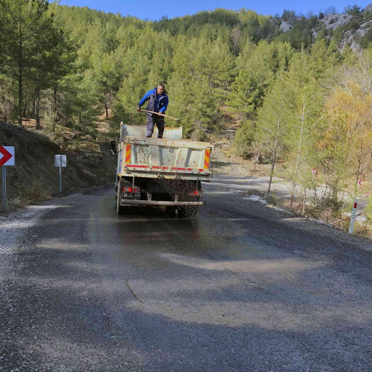 Yollarda buzlanmaya karşı tuzlama çalışması