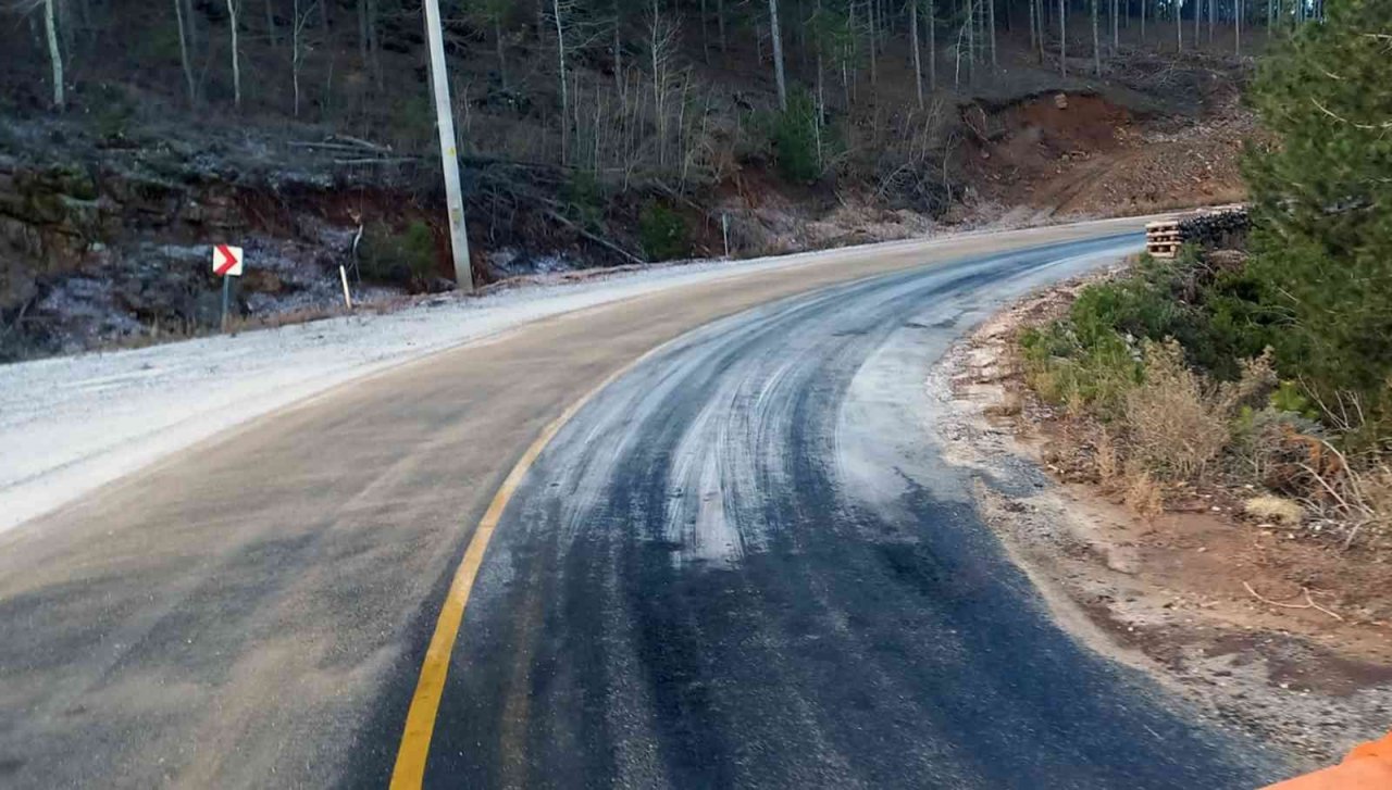 Yollarda buzlanmaya karşı tuzlama çalışması