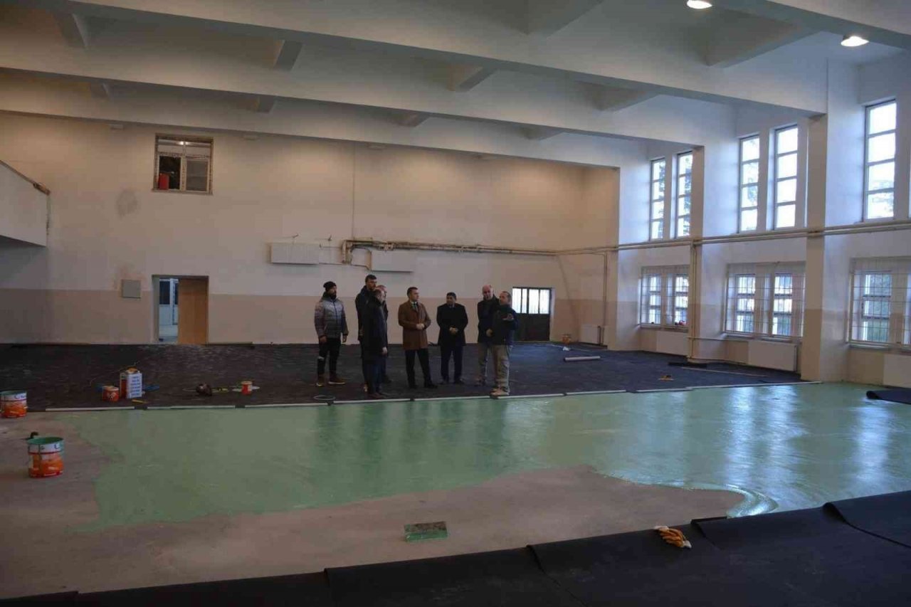 Lise binasından başlayan tadilat çalışması devam ediyor