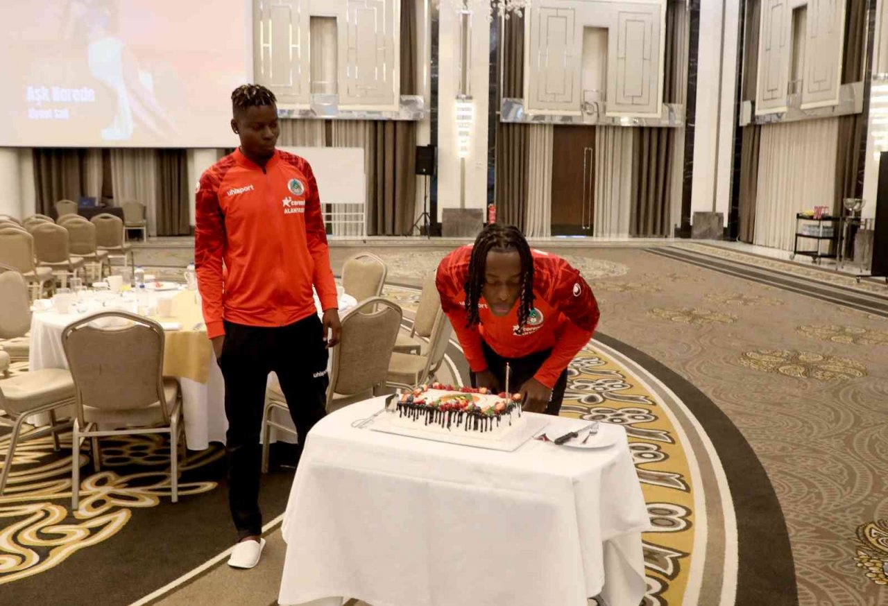 Kasımpaşa maçı öncesi Lusamba’nın doğum günü kutlandı