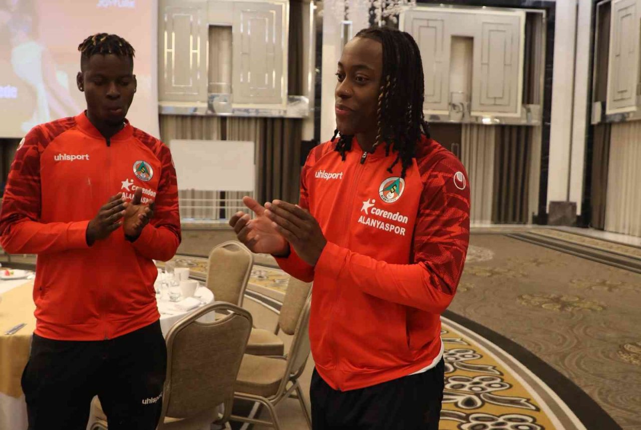 Kasımpaşa maçı öncesi Lusamba’nın doğum günü kutlandı