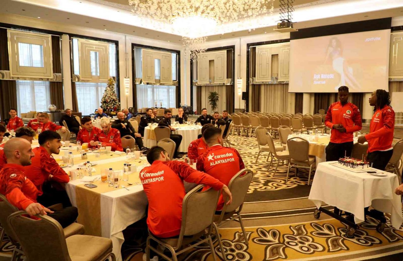 Kasımpaşa maçı öncesi Lusamba’nın doğum günü kutlandı