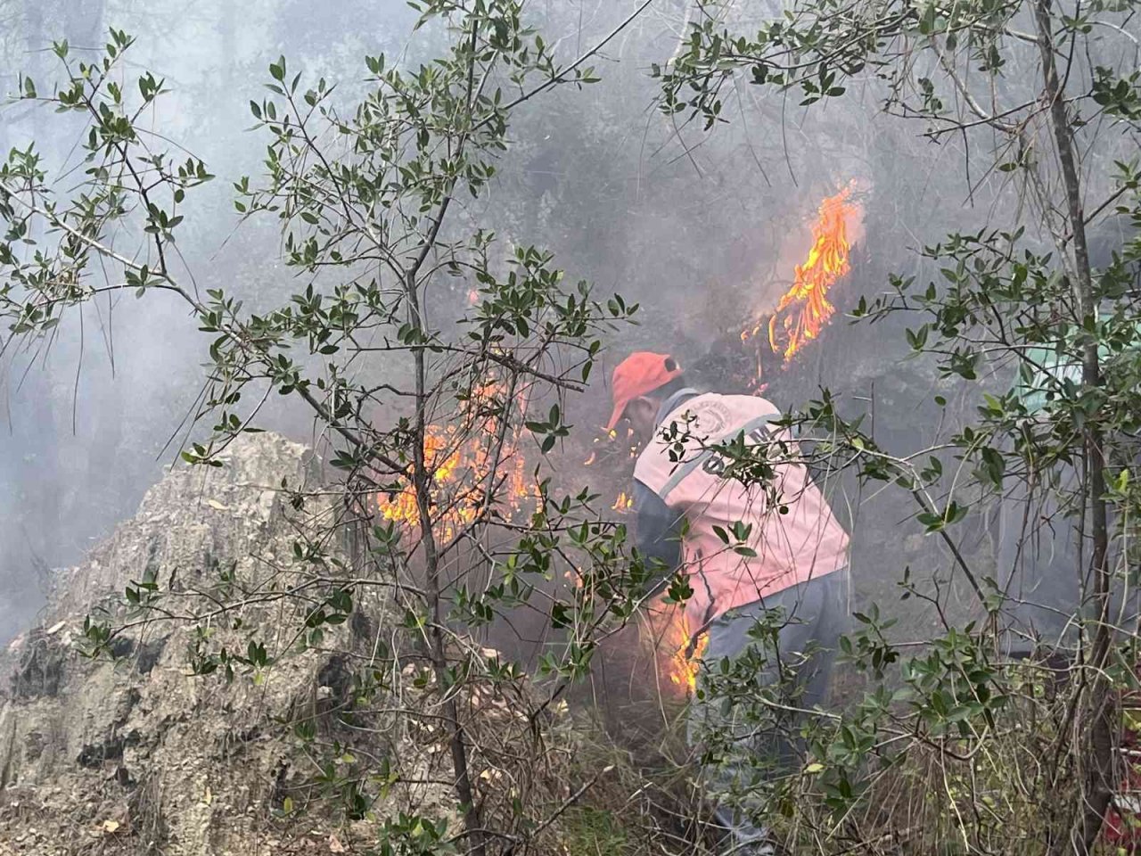 Alanya’da orman yangınında yaklaşık 10 dönüm zarar gördü