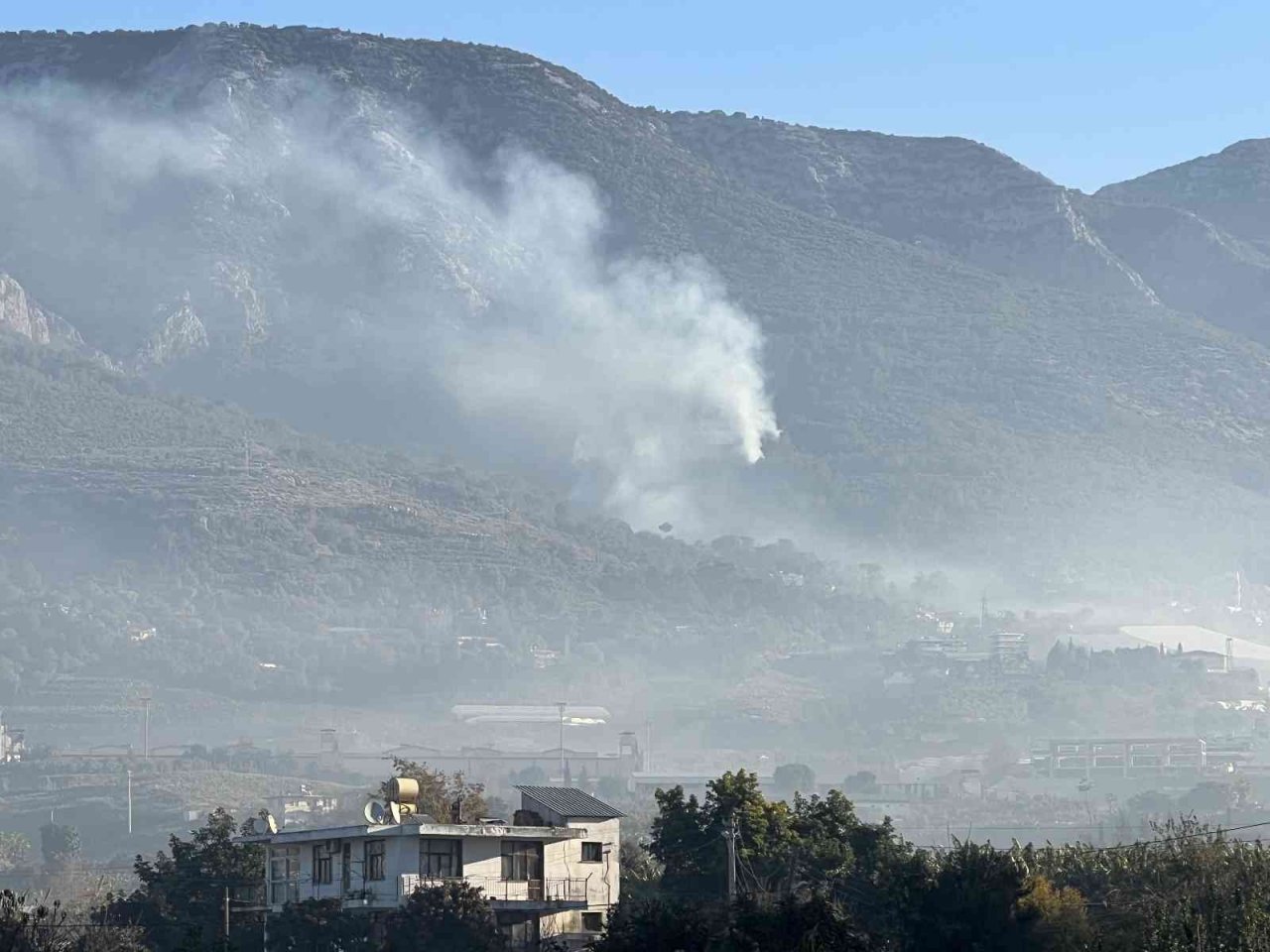 Alanya’da orman yangınında yaklaşık 10 dönüm zarar gördü