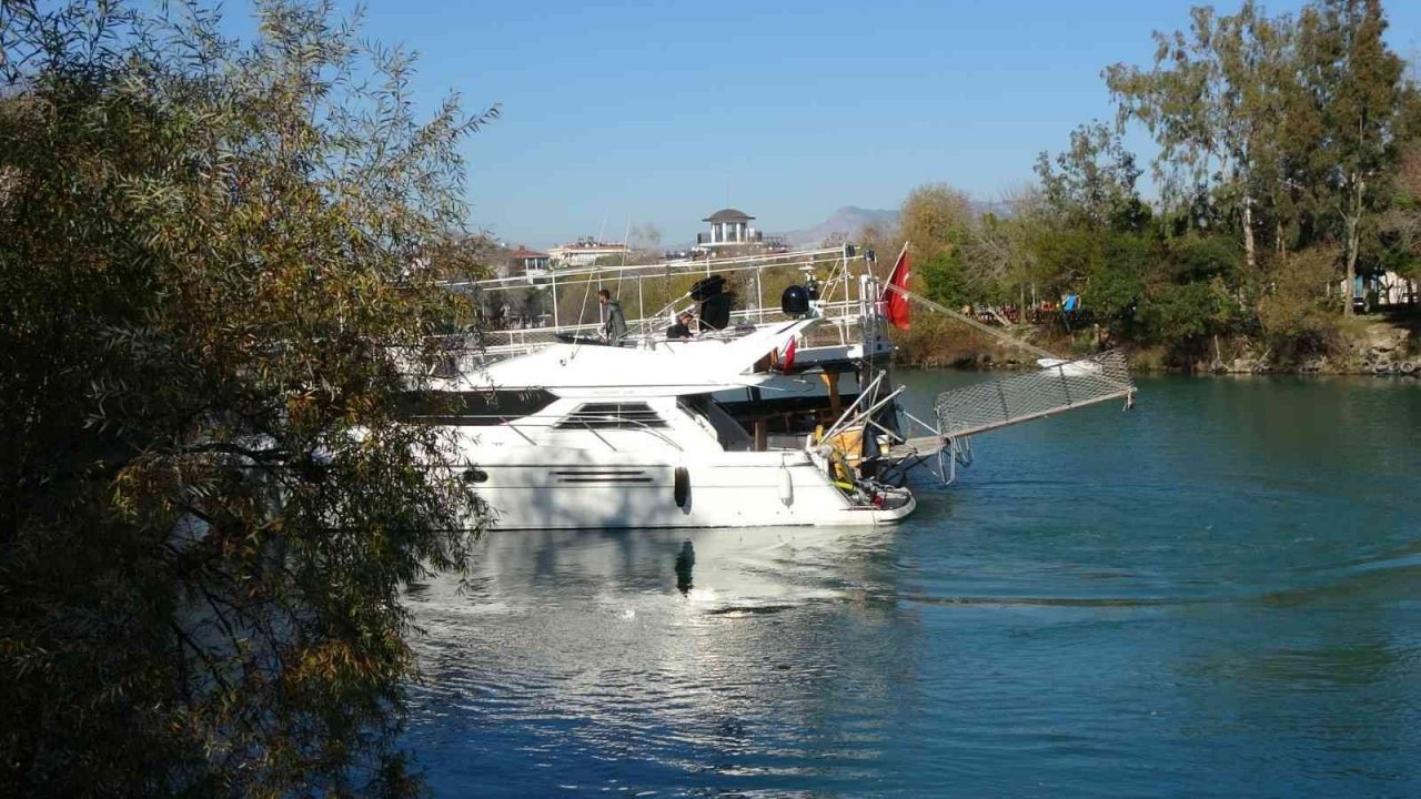 15 metrelik yatın suya batmaması için büyük mücadele verdiler