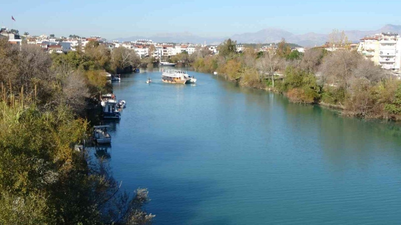 15 metrelik yatın suya batmaması için büyük mücadele verdiler