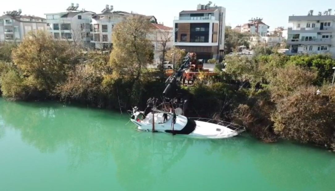 15 metrelik yatın suya batmaması için büyük mücadele verdiler