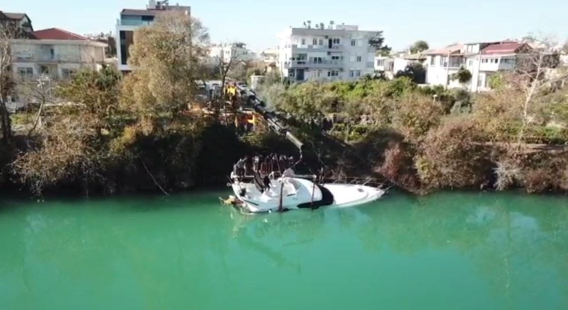 15 metrelik yatın suya batmaması için büyük mücadele verdiler