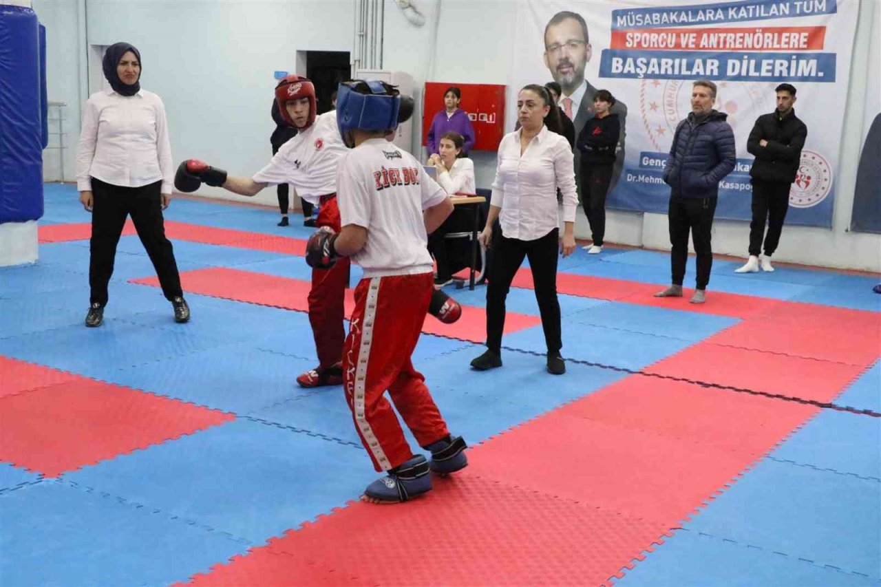 Aydın’da kick boks sporcuları il birinciliği için mücadele ettiler