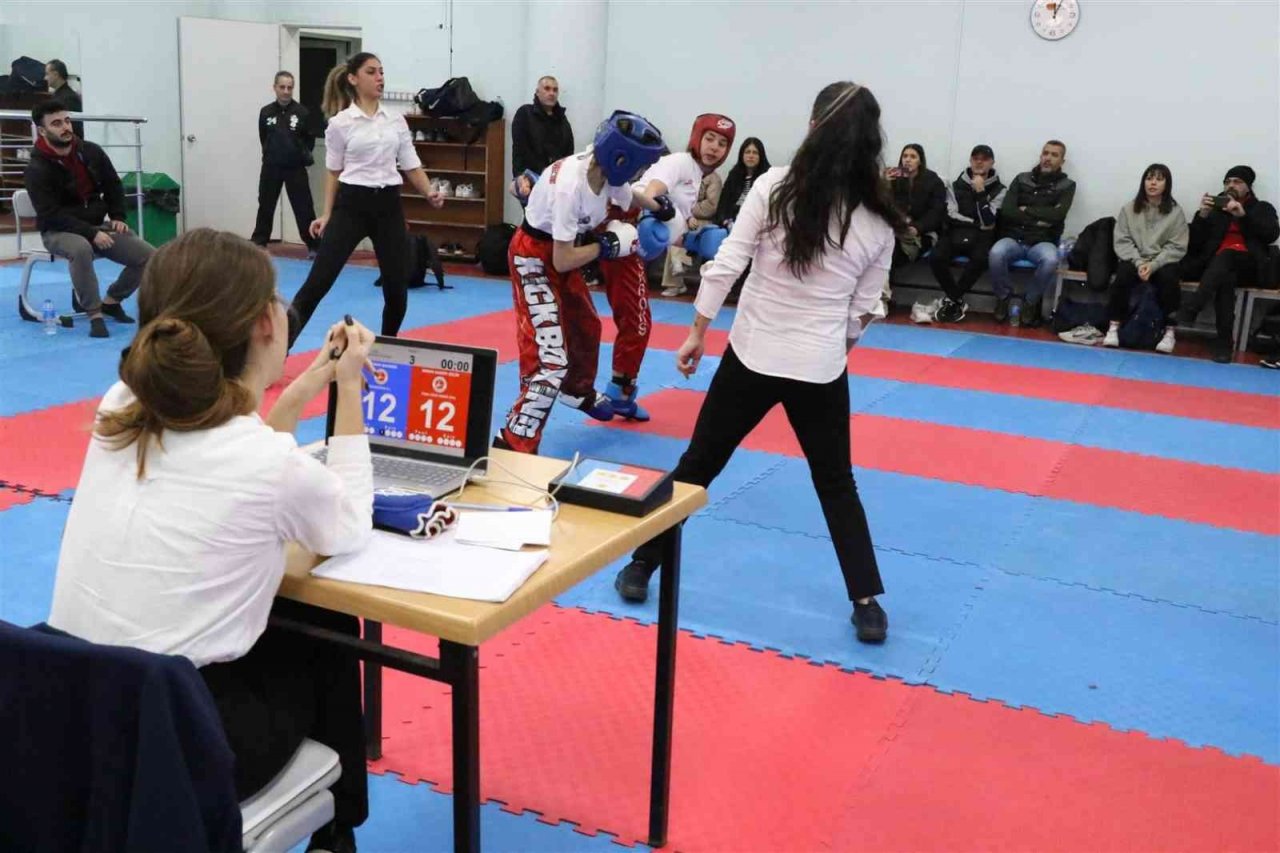 Aydın’da kick boks sporcuları il birinciliği için mücadele ettiler