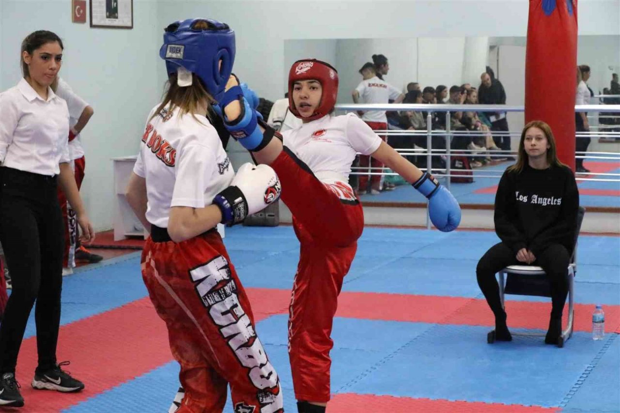 Aydın’da kick boks sporcuları il birinciliği için mücadele ettiler