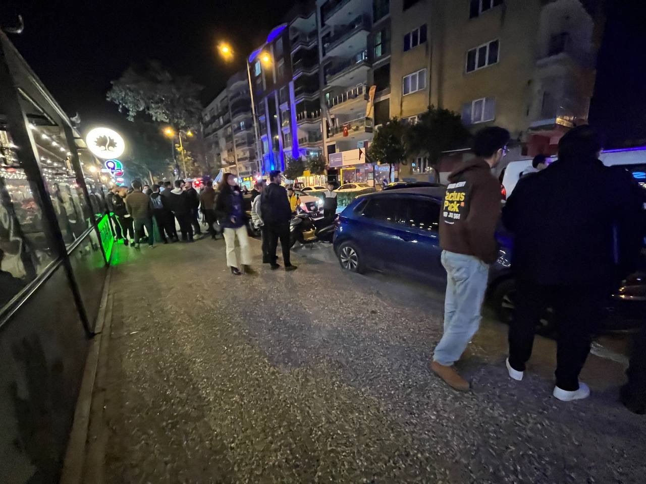 Kadın müşteriyi rahatsız eden şahsa meydan dayağı