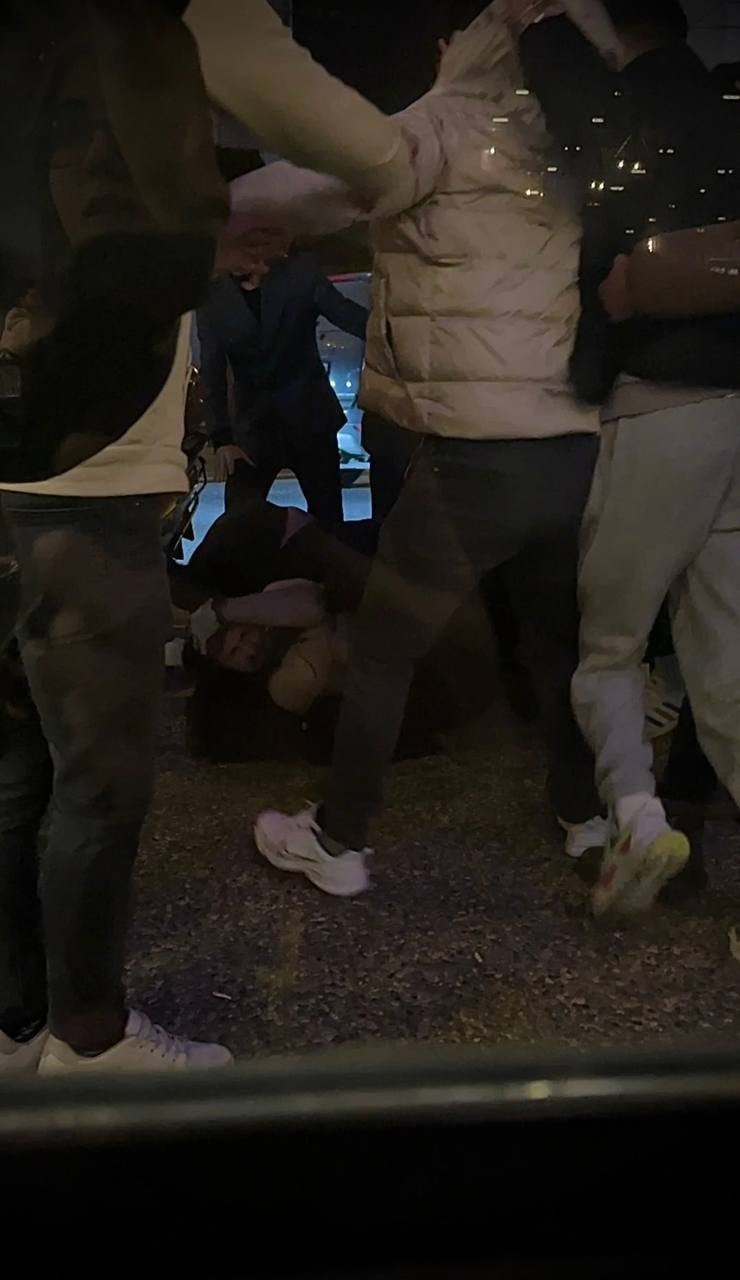 Kadın müşteriyi rahatsız eden şahsa meydan dayağı